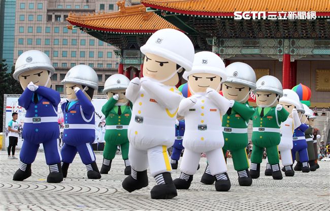 國軍招募娃娃跳舞。（記者邱榮吉/攝影）