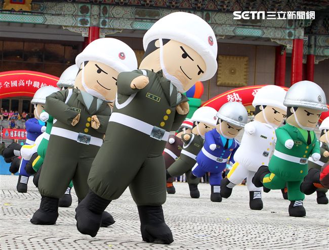 國軍招募娃娃跳舞。（記者邱榮吉/攝影）