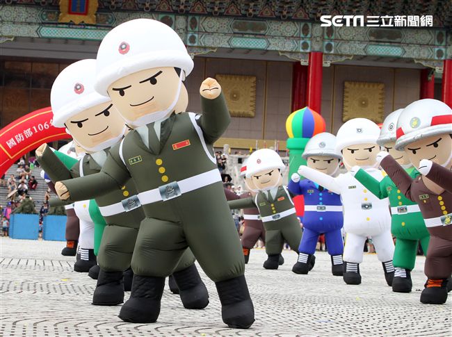 國軍招募娃娃跳舞。（記者邱榮吉/攝影）