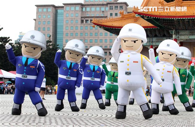 國軍招募娃娃跳舞。（記者邱榮吉/攝影）