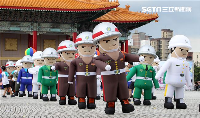 國軍招募娃娃跳舞。（記者邱榮吉/攝影）