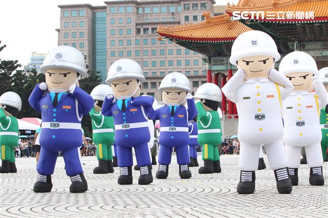 國軍招募娃娃跳舞。（記者邱榮吉/攝影）