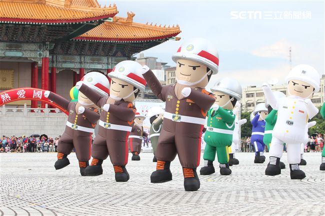 國軍招募娃娃跳舞。（記者邱榮吉/攝影）