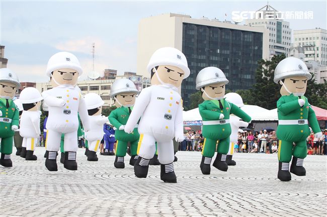 國軍招募娃娃跳舞。（記者邱榮吉/攝影）