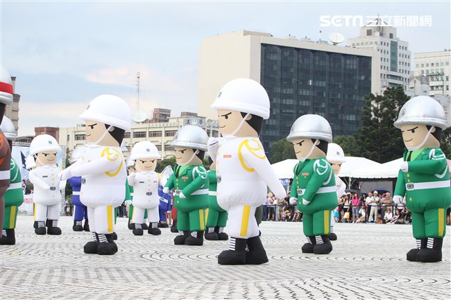 國軍招募娃娃跳舞。（記者邱榮吉/攝影）