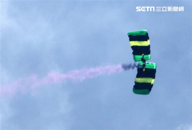 陸軍神龍小組睽違十年再次由4500英呎高度跳進中正紀念堂廣場，8位組員個個定點著陸，現場民眾掌聲如雷。（記者邱榮吉/攝影）