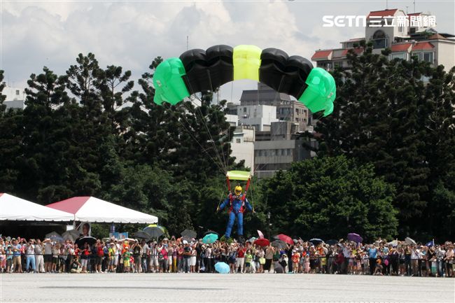 陸軍神龍小組睽違十年再次由4500英呎高度跳進中正紀念堂廣場，8位組員個個定點著陸，現場民眾掌聲如雷。（記者邱榮吉/攝影）