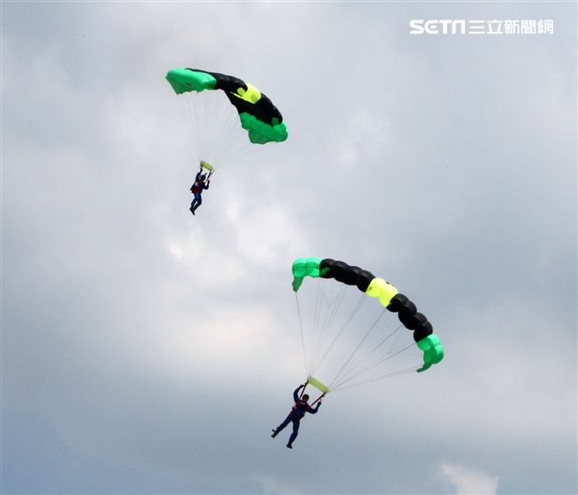 陸軍神龍小組睽違十年再次由4500英呎高度跳進中正紀念堂廣場，8位組員個個定點著陸，現場民眾掌聲如雷。（記者邱榮吉/攝影）