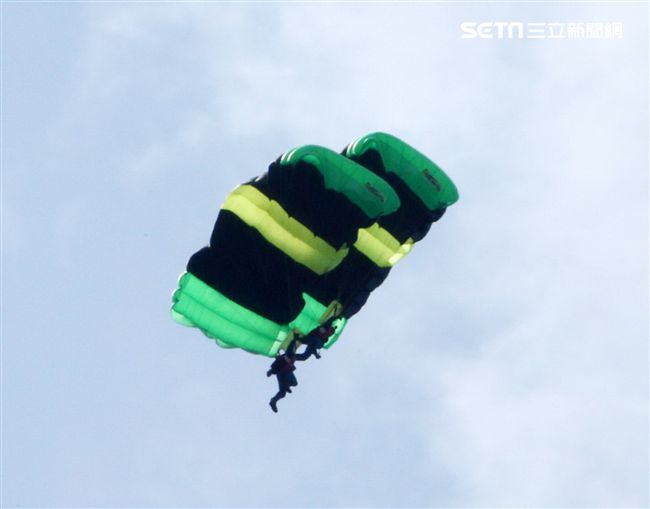 陸軍神龍小組睽違十年再次由4500英呎高度跳進中正紀念堂廣場，8位組員個個定點著陸，現場民眾掌聲如雷。（記者邱榮吉/攝影）