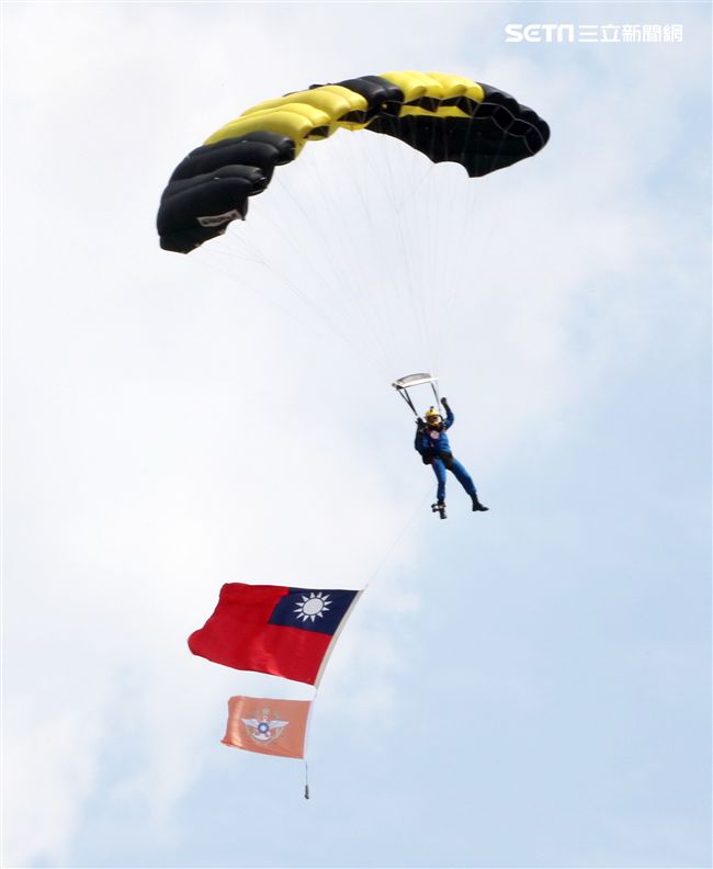 陸軍神龍小組睽違十年再次由4500英呎高度跳進中正紀念堂廣場，8位組員個個定點著陸，現場民眾掌聲如雷。（記者邱榮吉/攝影）