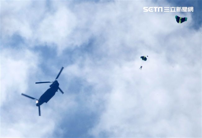 陸軍神龍小組睽違十年再次由4500英呎高度跳進中正紀念堂廣場，8位組員個個定點著陸，現場民眾掌聲如雷。（記者邱榮吉/攝影）