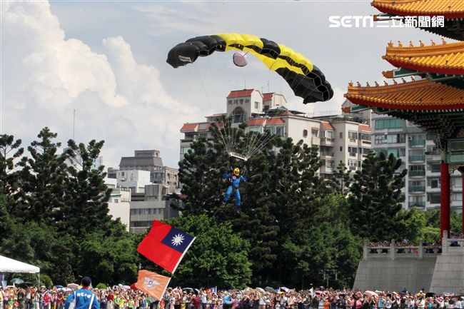 陸軍神龍小組睽違十年再次由4500英呎高度跳進中正紀念堂廣場，8位組員個個定點著陸，現場民眾掌聲如雷。（記者邱榮吉/攝影）