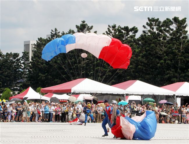 陸軍神龍小組睽違十年再次由4500英呎高度跳進中正紀念堂廣場，8位組員個個定點著陸，現場民眾掌聲如雷。（記者邱榮吉/攝影）