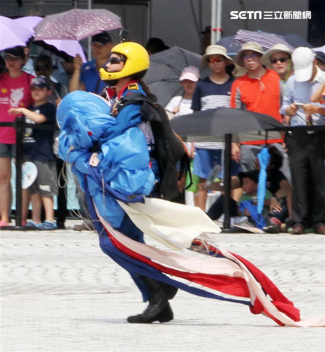 陸軍神龍小組睽違十年再次由4500英呎高度跳進中正紀念堂廣場，8位組員個個定點著陸，現場民眾掌聲如雷。（記者邱榮吉/攝影）