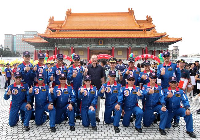 陸軍神龍小組睽違十年再次由4500英呎高度跳進中正紀念堂廣場，8位組員個個定點著陸，現場民眾掌聲如雷。（記者邱榮吉/攝影）