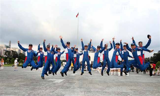 陸軍神龍小組睽違十年再次由4500英呎高度跳進中正紀念堂廣場，8位組員個個定點著陸，現場民眾掌聲如雷。（記者邱榮吉/攝影）