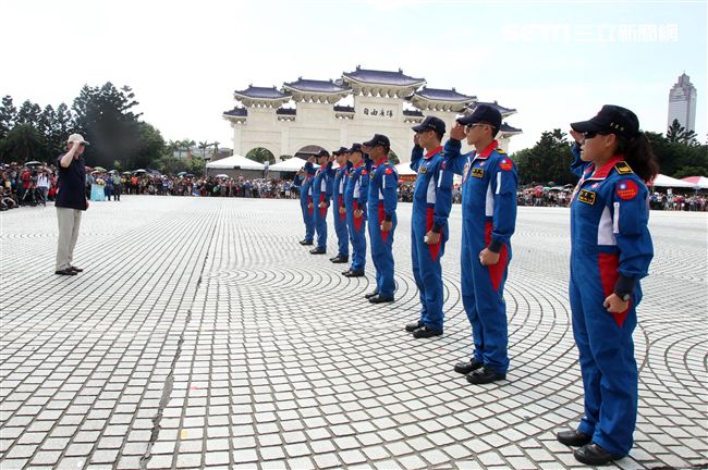 陸軍神龍小組睽違十年再次由4500英呎高度跳進中正紀念堂廣場，8位組員個個定點著陸，現場民眾掌聲如雷。（記者邱榮吉/攝影）