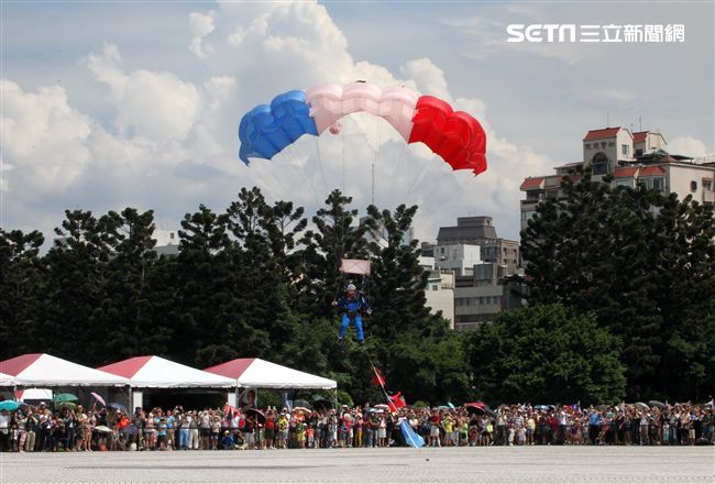 陸軍神龍小組睽違十年再次由4500英呎高度跳進中正紀念堂廣場，8位組員個個定點著陸，現場民眾掌聲如雷。（記者邱榮吉/攝影）