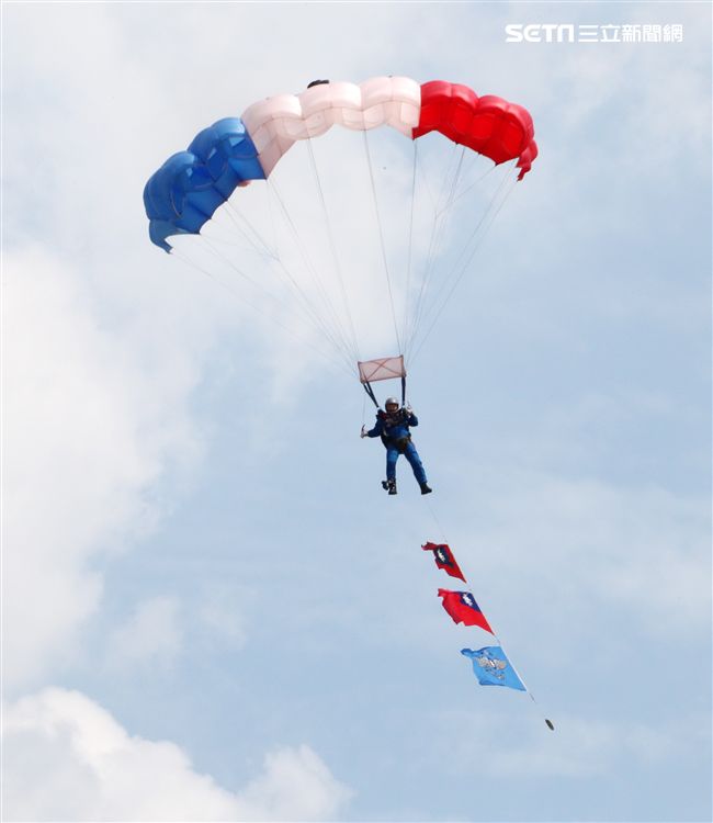 陸軍神龍小組睽違十年再次由4500英呎高度跳進中正紀念堂廣場，8位組員個個定點著陸，現場民眾掌聲如雷。（記者邱榮吉/攝影）