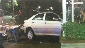 吳婦不勝酒力撞進社區騎樓波及到盆栽、招牌及一部機車。（圖／翻攝畫面）