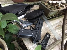 李姓老翁澆花時發現腰包內藏有2把改造手槍。（圖／翻攝畫面）