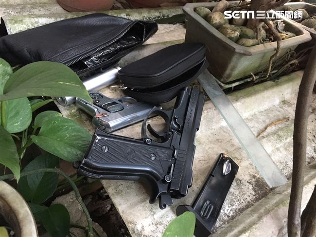 澆花撿到槍　才知鄰居家是地下兵工廠