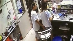 噁男伸出鹹豬手撫摸女店員。（圖／翻攝畫面）