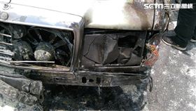 賓士車頭突然竄出火煙。（圖／翻攝畫面）