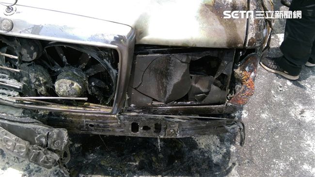 火燒車未察覺　路人狂叭這才驚覺逃生