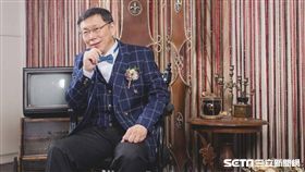 柯文哲穿西裝行銷商圈　被笑下半身破功　翻攝臉書