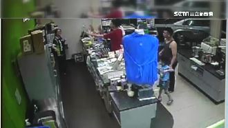 「就愛搶這間」　男子遭英勇客人制伏