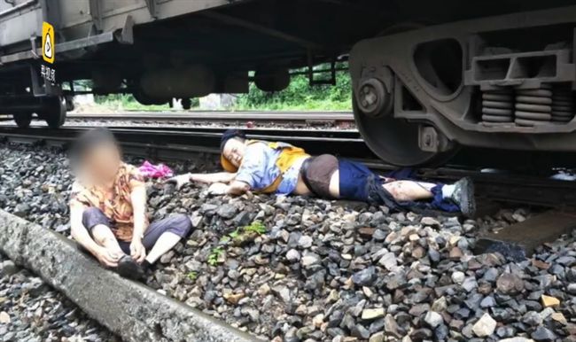 青年跳火車救阿嬤　右腿輾碎不後悔