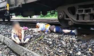 青年跳火車救阿嬤　右腿輾碎不後悔