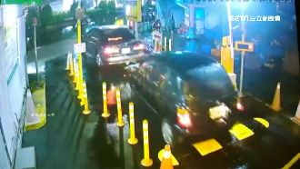 為省停車費出奧步　趁柵欄升起貼前車