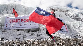 獨／聖母峰馬拉松　陸承蔚帶國旗飄揚