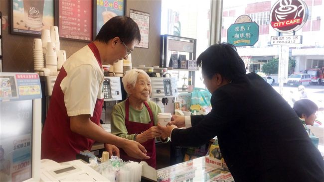 揪甘心！這間超商邀失智阿嬤們當店員