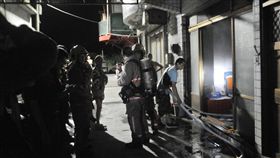 疑引火輕生　9旬翁命喪火場（1）
基隆市光華路一處民宅8日凌晨傳出火警，火勢雖很快
撲滅，但91歲劉姓老翁不幸命喪火場，由於臥房內留有
報紙、日曆和打火機等，警消懷疑劉男引火輕生。
（翻攝畫面）
中央社記者王朝鈺傳真　106年7月8日