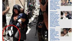 炸彈客,嬰兒,子女,IS,聖戰士,伊斯蘭國,恐攻,攻擊,伊拉克,摩蘇爾（圖／翻攝自Daily Mail）
http://www.dailymail.co.uk/news/article-4677970/photo-Mosul-woman-holding-child-detonate-bomb.html