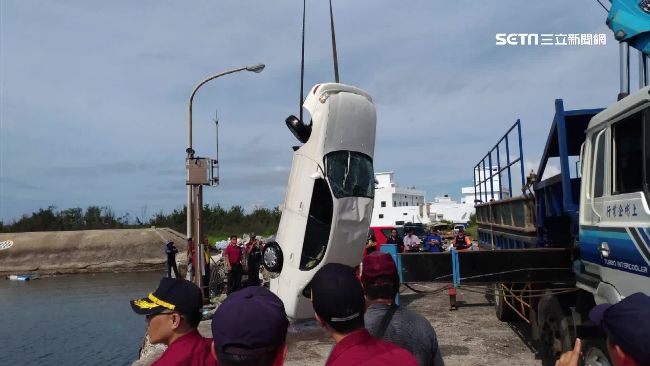 詭！轎車墜落馬公港　車主竟在家睡死