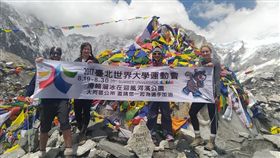 ▲陸承蔚帶著世大運旗幟和國旗挑戰聖母峰馬拉松。（圖／陸承蔚提供）