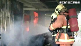 警消人員射水灌救。（圖／翻攝畫面）