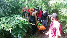 警消人員將李翁搬運下山。