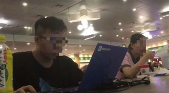 男在松機大聲放音樂　外國旅客好傻眼