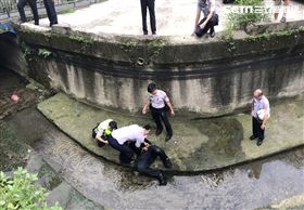 李姓通緝犯跳下瓦窯溝仍被警方逮個正著。（圖／翻攝畫面）