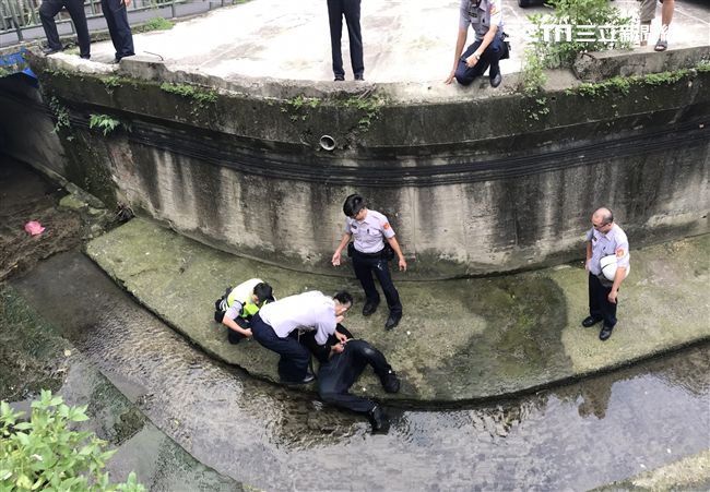 通緝犯遇警拔腿狂奔　跳瓦窯溝仍被逮