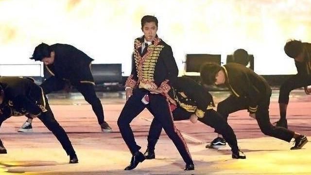熱舞褲襠全裂開　偶像露紅內褲撐全場