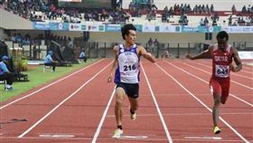 台灣短跑好手楊俊瀚（左）9日在印度進行的亞洲田徑錦標賽男子200公尺決賽中，跑出20秒66佳績奪金，締造中華隊歷史上首次在亞錦賽短跑項目奪金的紀錄。（圖／中央社）