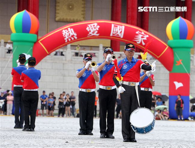 中正預校鼓號樂隊校友團，老驥伏櫪、重返榮耀。（記者邱榮吉/攝影）