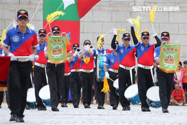 中正預校鼓號樂隊校友團，老驥伏櫪、重返榮耀。（記者邱榮吉/攝影）