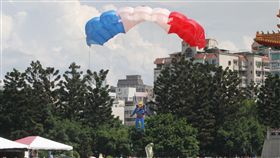 陸軍神龍小組睽違十年再次由4500英呎高度跳進中正紀念堂廣場，8位組員個個定點著陸，現場民眾掌聲如雷。（記者邱榮吉/攝影）